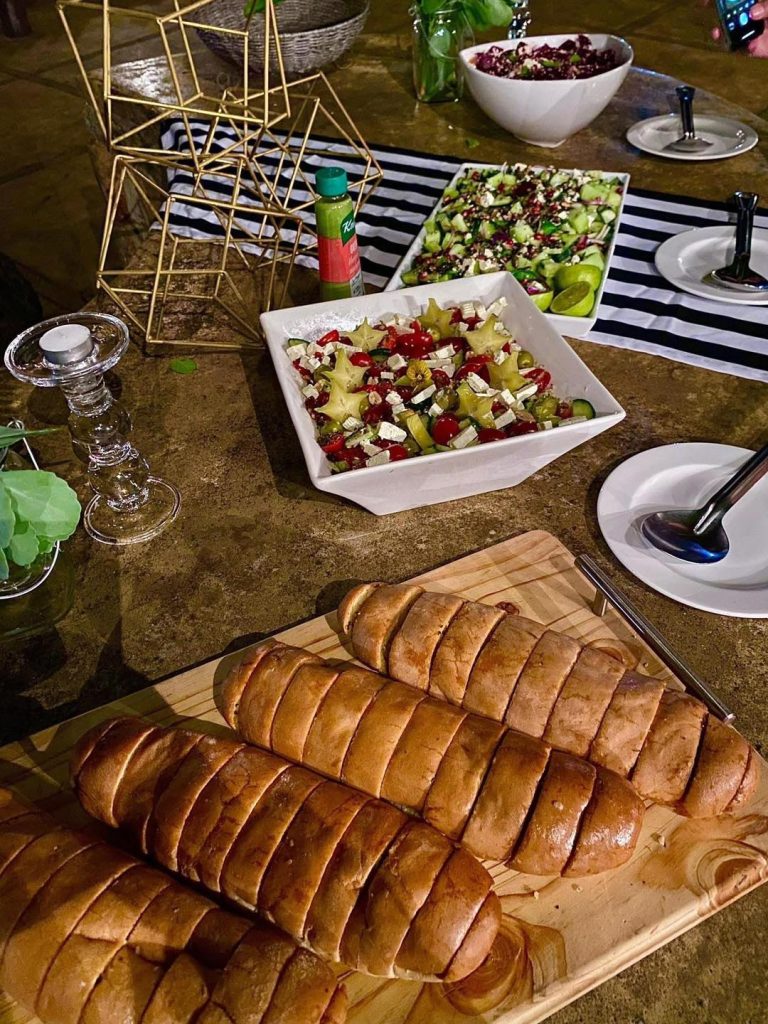 Roosterbrood en versnaperinge op die tafel