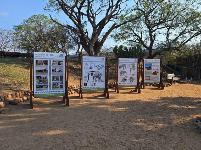 Inligtingsborde by die wildbewarings- en rehabilitasiesentrum