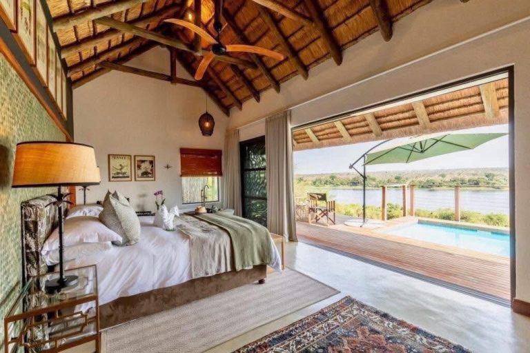 Gastekamer in die lodge met 'n uitsig oor die swembad.