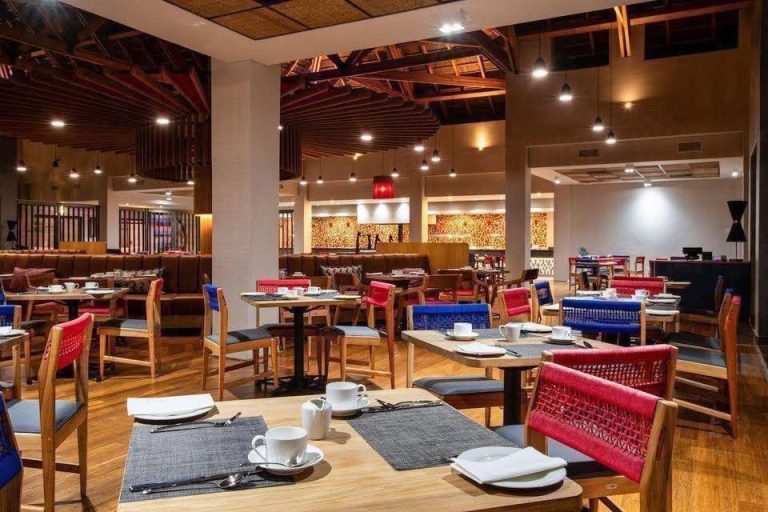 Die restaurant se eetarea in die lodge.
